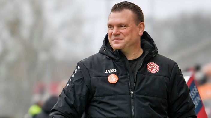 Essens Coach Uwe Koschinat ist nach dem Sieg gegen Hannover 2 gut gelaunt.