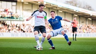 Marius Wörl von Arminia Bielefeld im Duell mit Marcel Benger vom SC Verl.