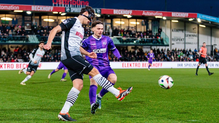 Fabio Gruber (l.) von SV Verl gegen Erik Engelhardt vom VfL Osnabrück 