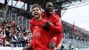 Leonardo Vonic (vorne) von Rot-Weiss Essen jubelt über seinen Treffer im Spiel gegen Energie Cottbus.