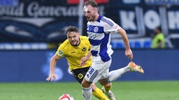 Florian Egerer (vorne) vom MSV Duisburg im Duell mit Hohkeppels Ömer Tokac.