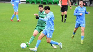 Mönchengladbachs Tim Kleindienst (l.) im Duell mit Sami Ouaissa