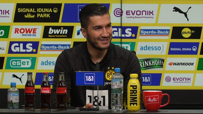 Dortmund-Trainer Nuri Sahin auf der Pressekonferenz vor dem Spiel gegen den FC Augsburg