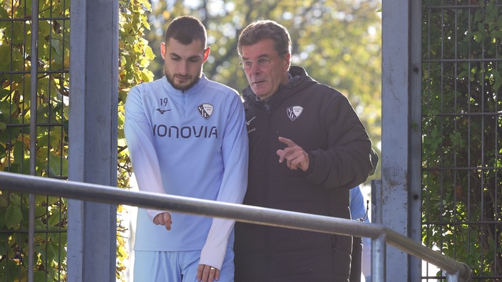 Dieter Hecking an seinem ersten Arbeitstag beim VfL Bochum mit Matus Bero