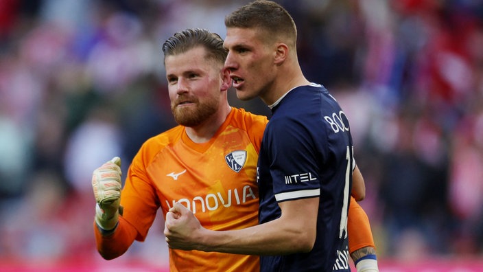 Timo Horn (l.) und Jakov Medic bejubeln den Sieg in München