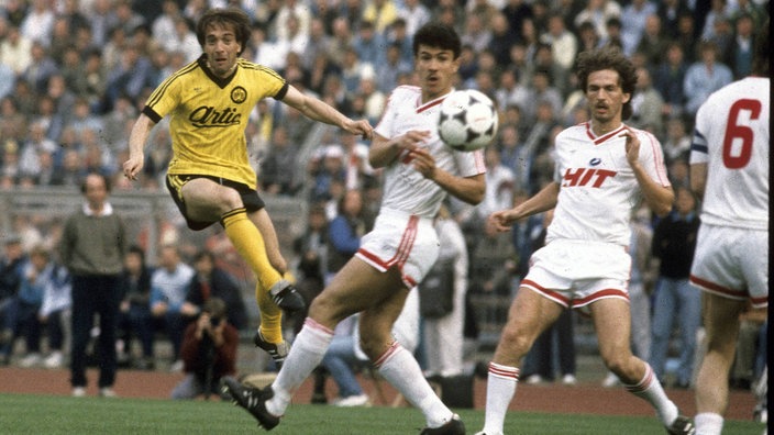 Dortmunds Marcel Raducanu (l.)schießt, Christos Orkas und Karl Richter (beide Fortuna Köln) schauen dem Schuss hinterher.