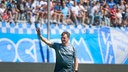 Bochums Trainer Dieter Hecking winkt nach dem öffentlichen Training den Fans zu.