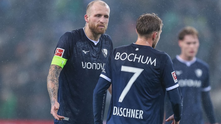 Philipp Hofmann ( Bochum ), links - Lukas Daschner ( Bochum ), rechts - nach dem Spiel