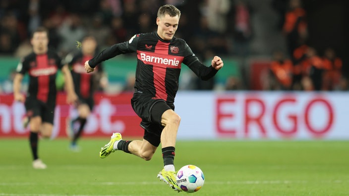 Florian Wirtz von Bayer Leverkusen am Ball.