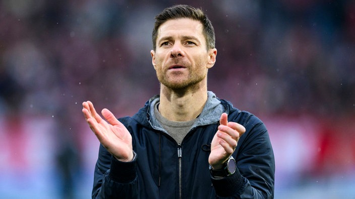 Bayer Leverkusens Erfolgstrainer Xabi Alonso bleibt dem Klub bis über das Saisonende hinaus erhalten.