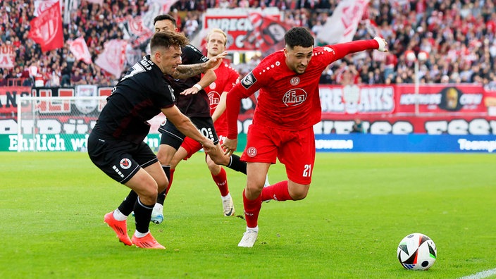 Dion Berisha von Rot-Weiss Essen versucht den Ball im Spiel zu halten