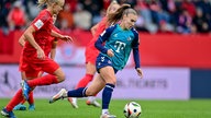 Pernille Harder (FC Bayern München, links)  gegen Alena Bienz (Köln) im Zweikampf