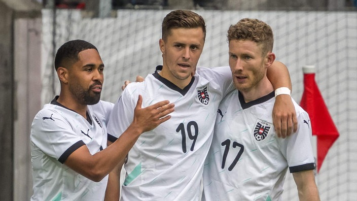 Florian Kainz (rechts) mit Christoph Baumgartner und Phillipp Mwene (links)