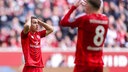 Giovanni Haag (l.) von Fortuna Düsseldorf hält sich frustriert die Hände an den Kopf