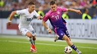 DFB-Spieler Florian Wirtz behauptet sich gegen Griechenlands Christis Tzolis
