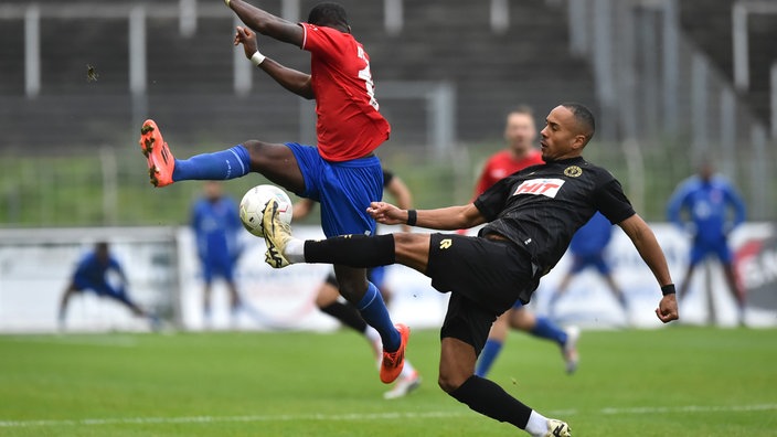 Kölns Robin Afamefuna und Uerdingens Jeff-Denis Fehr kämpfen um den Ball