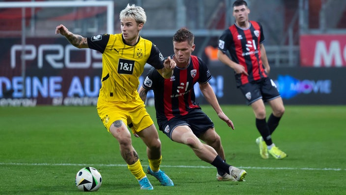 Niklas Jessen (Dortmund II) und Sebastian Grönning (Ingolstadt) kämpfen um den Ball