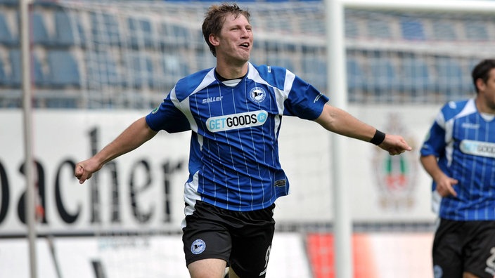 Fabian Klos jubelt über seinen Treffer zum 2:0 gegen Babelsberg am 15. September 2012