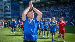 Fabian Klos verabschiedet sich von den Bielefeld-Fans