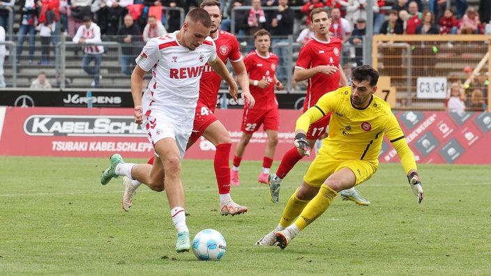 Kölns Tim Lemperle versucht gegen Siegens Torwart Julian Bibleka ein Tor zu erzielen