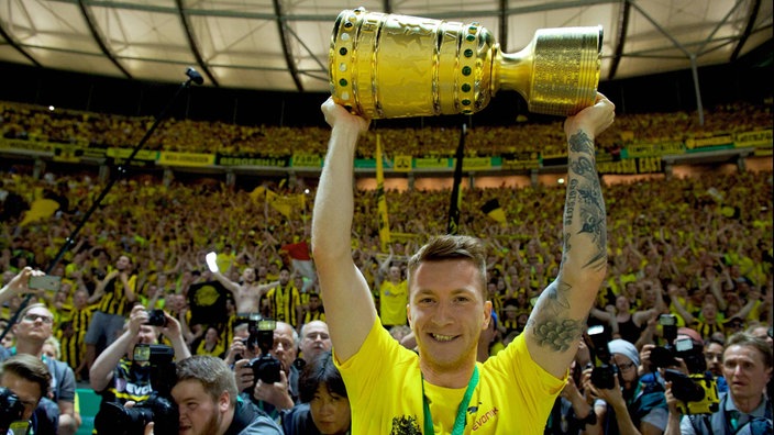 Stemmte 2017 den DFB-Pokal in den Berliner Nachthimmel: BVB-Kapitän Marco Reus.