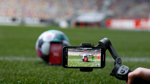 Smartphone beim Fußball