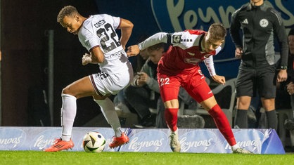 Zweikampf zwischen Marcel Costly vom FC Ingolstadt 04 und Said El Mala von Viktoria Köln