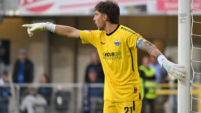 SC-Paderborn-Torhüter Jannik Huth dirigiert seine Abwehr (Archivfoto)