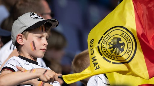 Ein Kind im Stadion bei einem Spiel der deutschen Fußball-Nationalmannschaft.