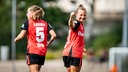 Kristin Kögel (r.) von Bayer 04 Leverkusen jubelt.