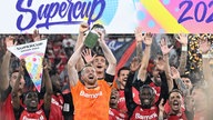 Leverkusens Spieler mit dem Supercup