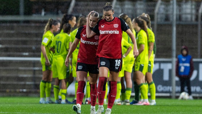 Cornelia Kramer und Karloina Lea Vilhjalmsdottir von Bayer 04 Leverkusen