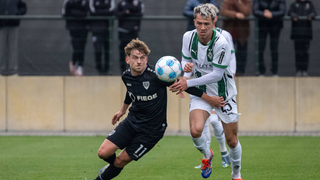 Thorben Deters von Preußen Münster im Zweikampf mit Noah Pesch von Borussia Mönchengladbach