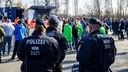 Polizistinnen und Polizisten vor dem Stadion in Gelsenkirchen.