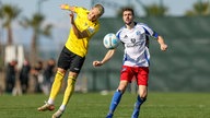 Aachens Lukas Scepanic (l.) im Zweikampf mit Jonas Meffert