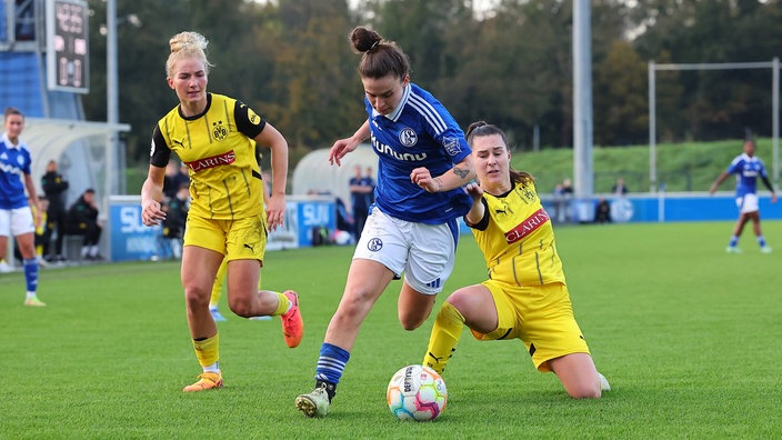 Schalkes Meltem Karadag setzt sich gegen die BVB-Abwehrspielerinnen Ann-Sophie Vogel und Lisa Sophie Gomulka durch.