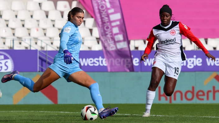 Torhüterin Sophia Winkler und Nicole Anyomi