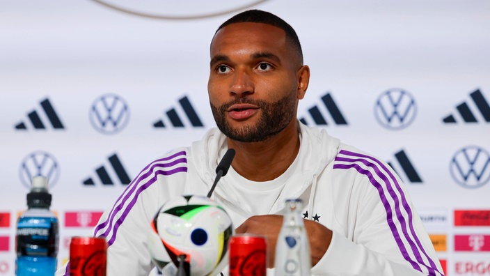 Jonathan Tah bei der Pressekonferenz der Nationalmannschaft