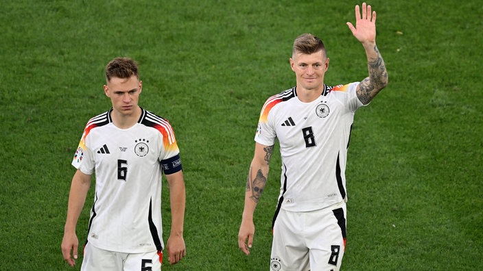 Joshua Kimmich (li.) und Toni Kroos nach der Viertelfinal-Niederlage gegen Spanien. 