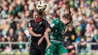 Lilla Turanyi (links) von Bayer Leverkusen im Duell mit Sophie Weidauer von Werder Bremen.