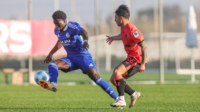 Zaid Amoussou-Tchibara (links) vom FC Schalke 04 in einem Testspiel im Januar 2024.