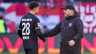 Andras Nemeth im Gespräch mit Trainer Sascha Hildmann