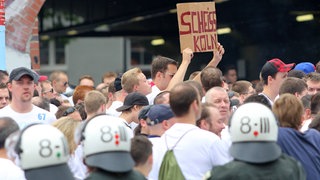 Die Fans von Fortuna Düsseldorf im Polizei-Kreis am Bahnhof Köln-Ehrenfeld 2013