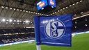 Eine Fahne des FC Schalke 04 in der Arena in Gelsenkirchen.