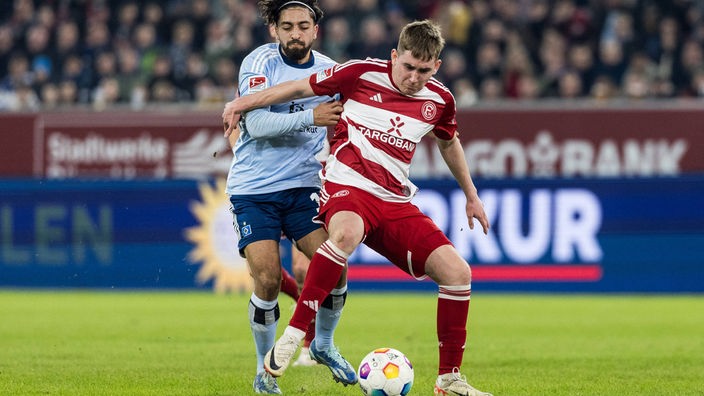 Fortuna Düsseldorfs Isak Johannesson (r.) im Zweikampf mit Immanuel Pherai (Hamburger SV):
