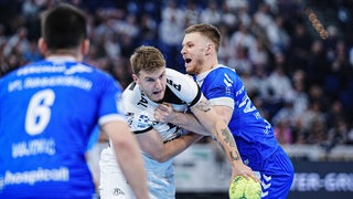 Emil Wernsdorf Madsen vom THW Kiel im Zweikampf mit Kristjan Horzen vom VfL Gummersbach