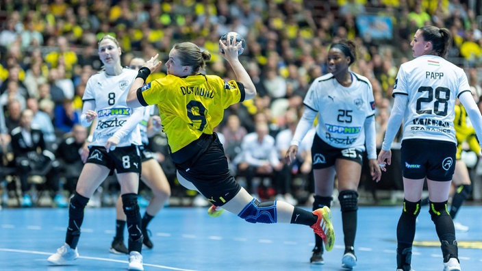 So war es 2023: Lisa Antl (Borussia Dortmund) setzt im EL-Spiel gegen Siofok vor vollbesetzten Rängen in der Westfalenhalle zum Sprungwurf an.