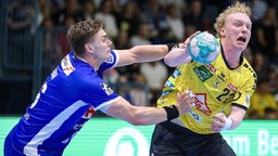 Stepan Zeman vom VfL Gummersbach (l.) attackiert Gustav Davidsson (Rhein-Neckar Löwen).