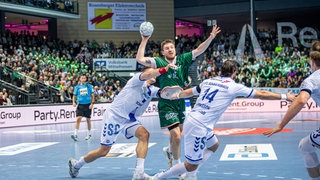 Dominik Mappes vom HSG Wetzlar im Zweikampf gegen Spieler des VfL Gummersbach