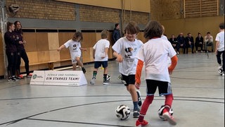 Fußball in einer Kölner Turnhalle